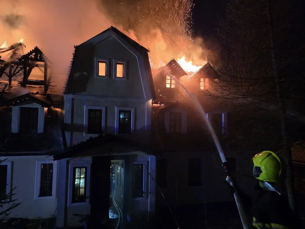 Noční požár na Benecku. Hořela střecha dvoupatrového objektu