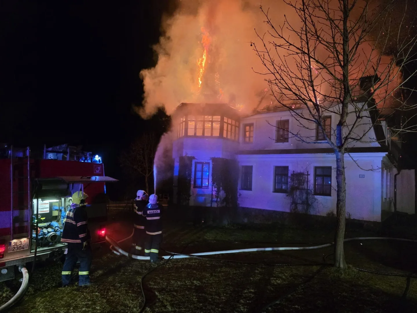 Noční požár na Benecku. Hořela střecha dvoupatrového objektu
