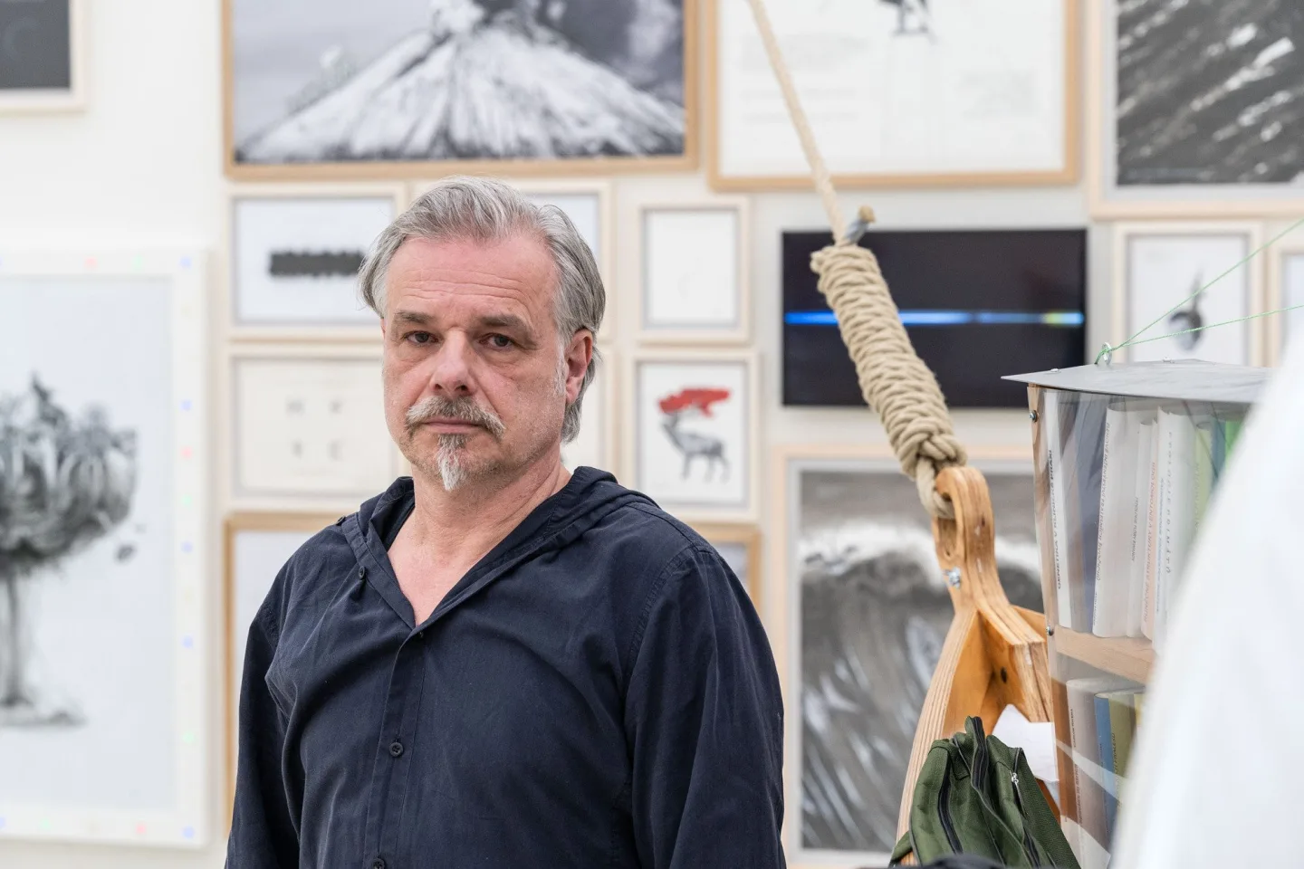Portrét Jiřího Černického ve výstavě Západ Země ze Slunce_foto Matěj Kania