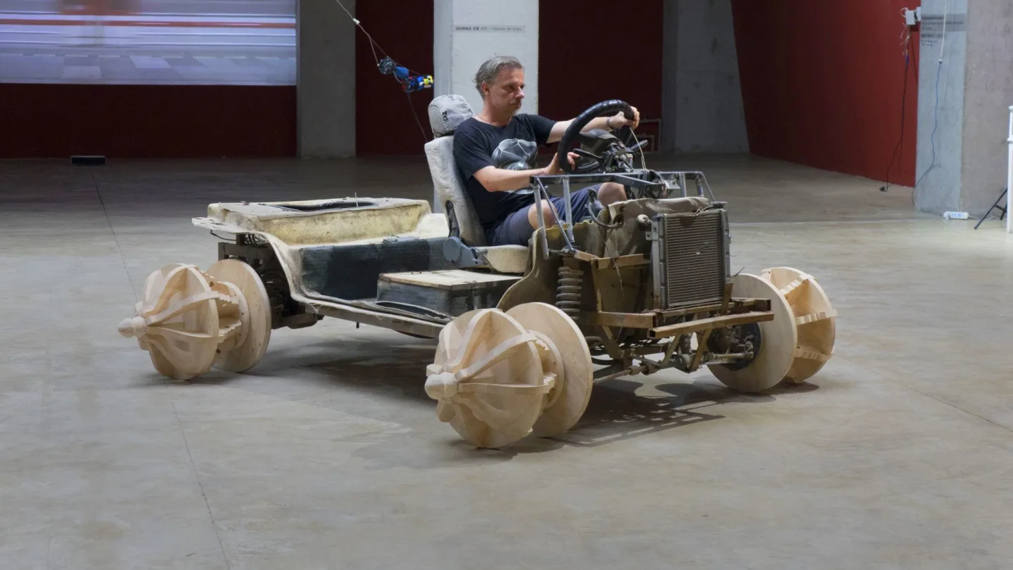 Jiří Černický, Vadžraplán (Hromobil), 2019, 400 x 300 x 150 cm, kombinovaná technika