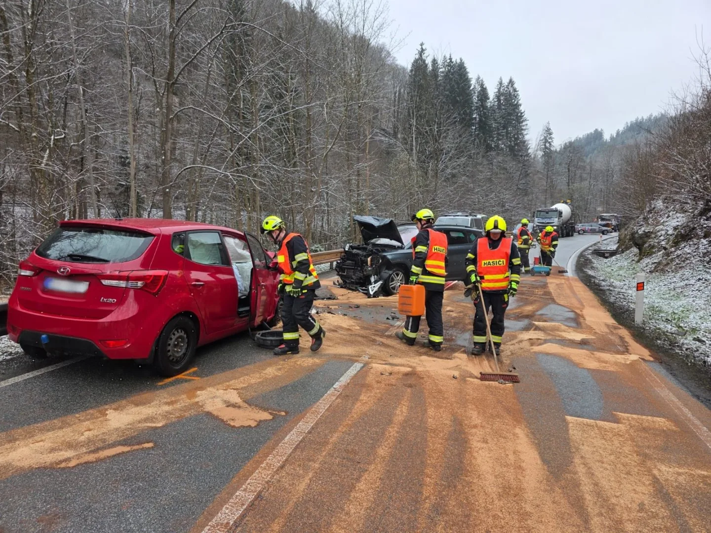 Vážná nehoda ve Víchové, při srážce tří aut se zranili čtyři lidé