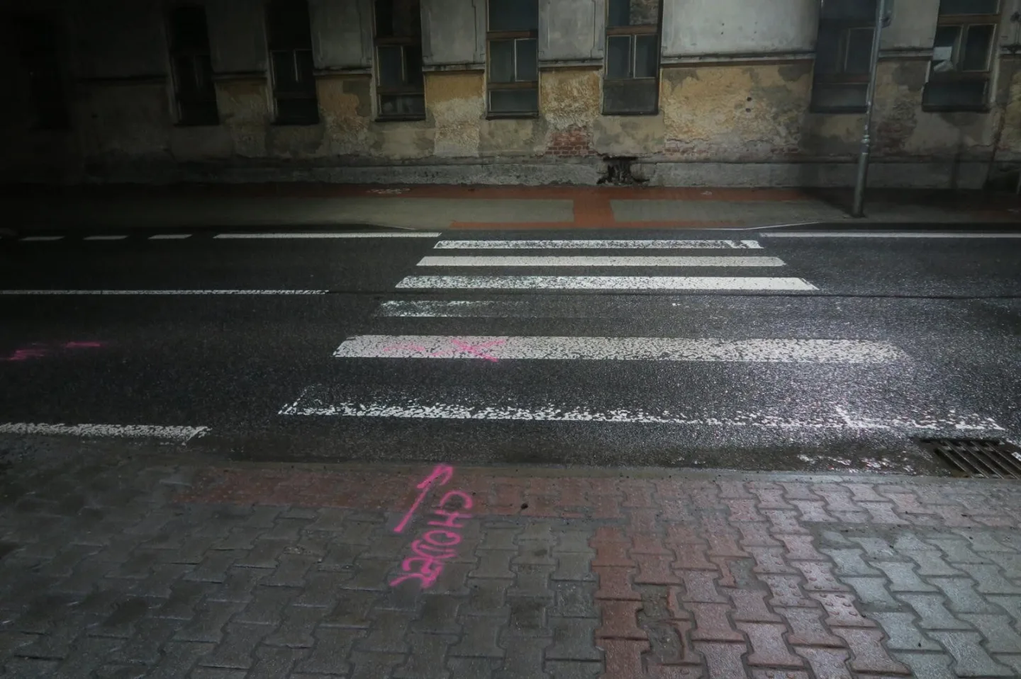 Řidič porazil v Lučanech na přechodu chlapce, z místa odjel. Policie hledá jeho i svědkyni