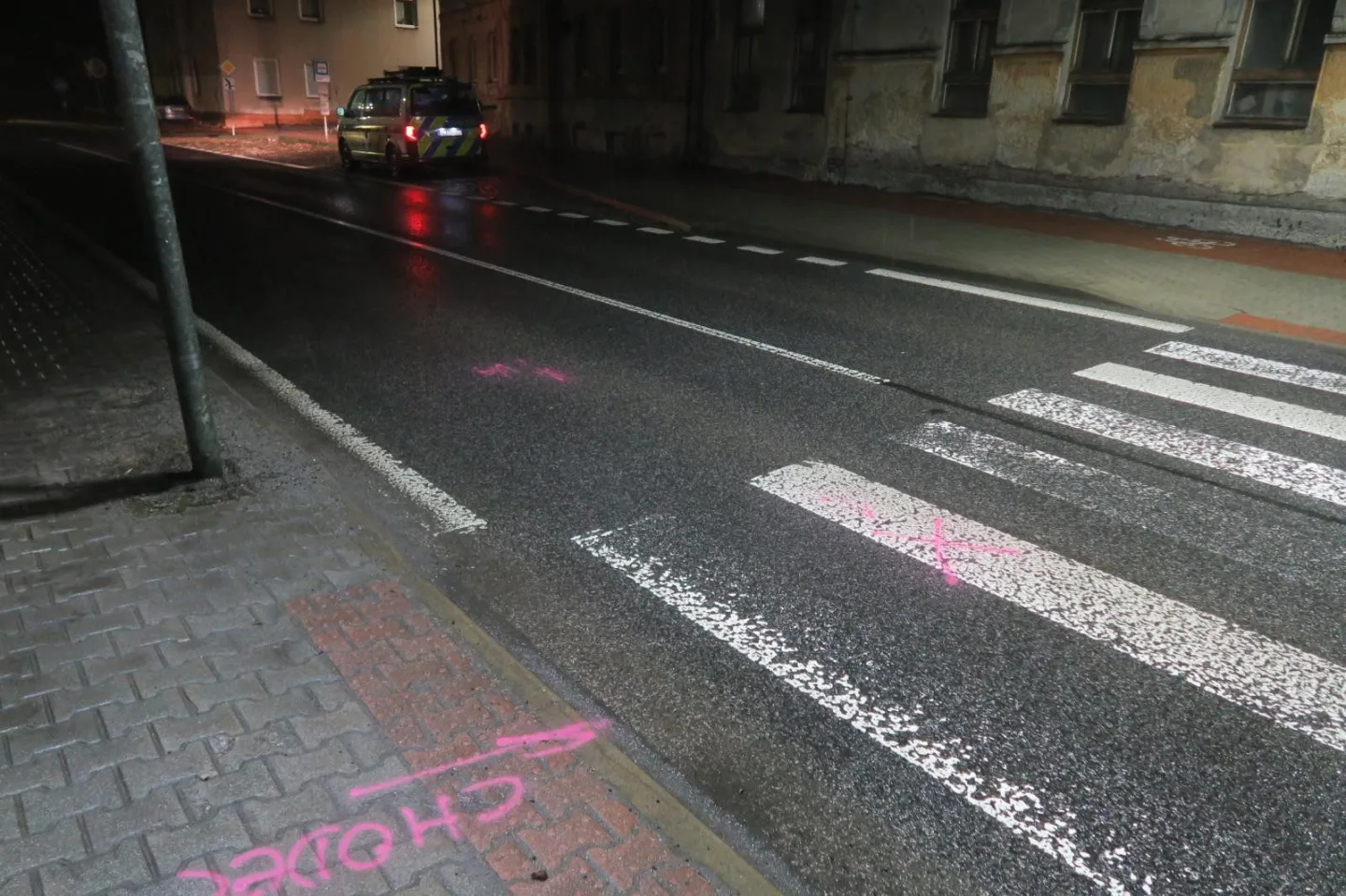 Řidič porazil v Lučanech na přechodu chlapce, z místa odjel. Policie hledá jeho i svědkyni