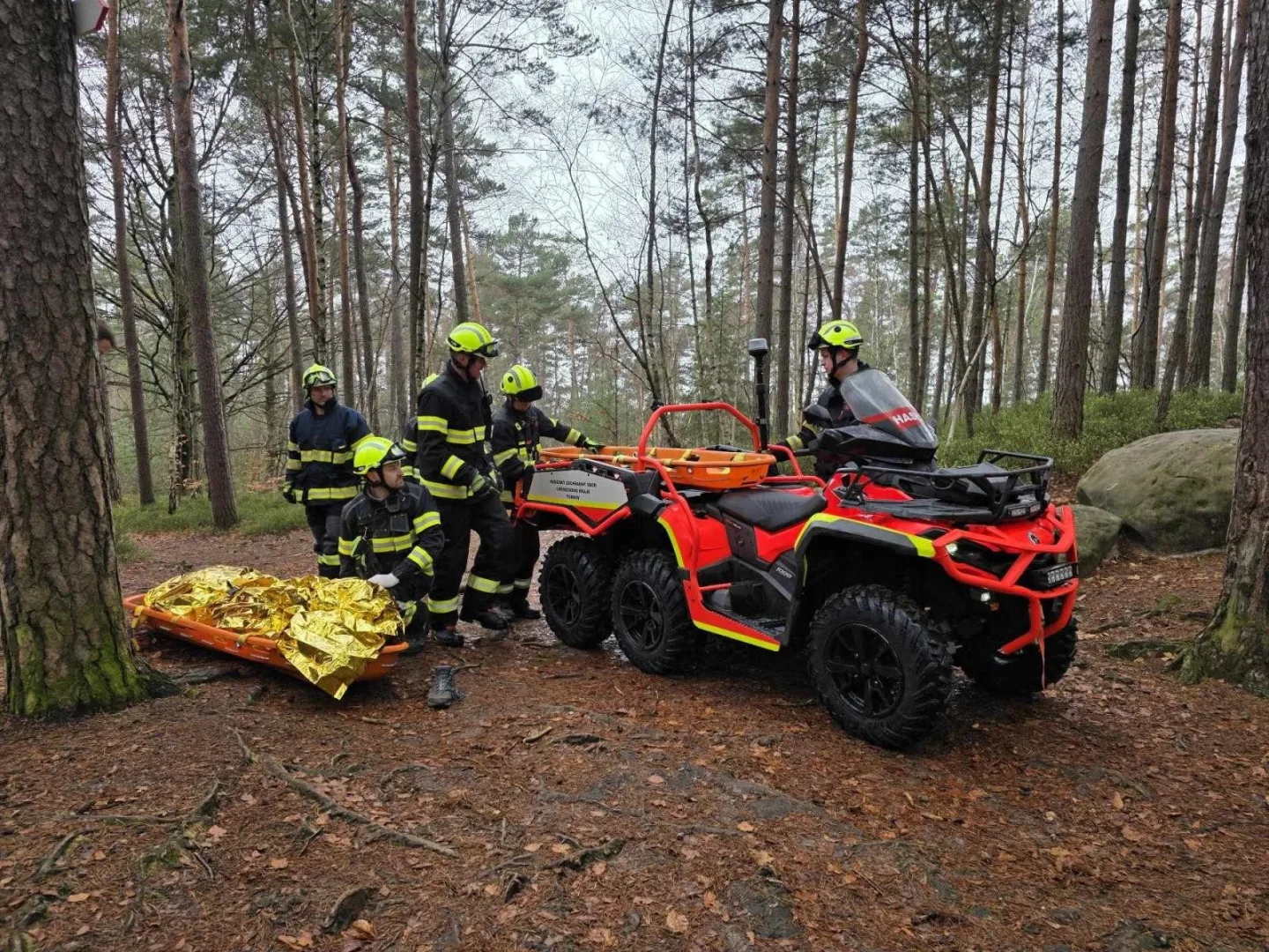 Zraněná žena v Besedických skalách nebyla schopná pohybu. Pomohla šestikolka hasičů