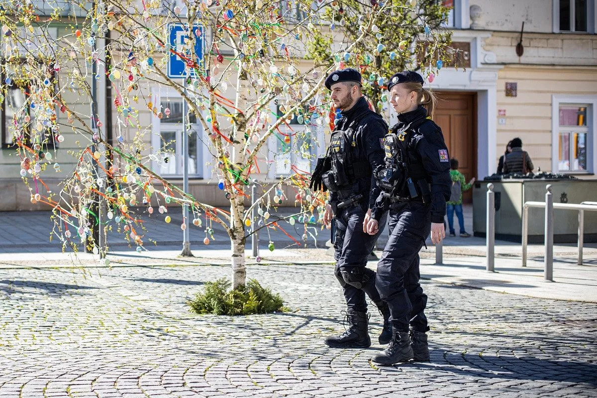 Policisté v ulicích i na silnicích. Zvýšený dohled mají i v Libereckém kraji