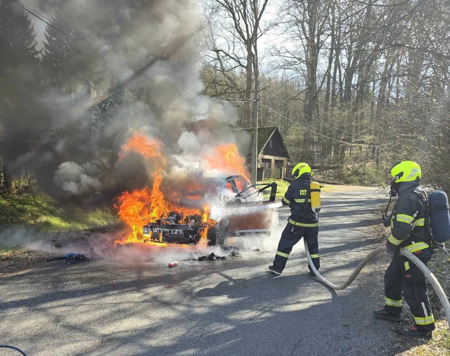 Zásah hasičů v Machníně. Shořelo auto, škoda je půl milionu