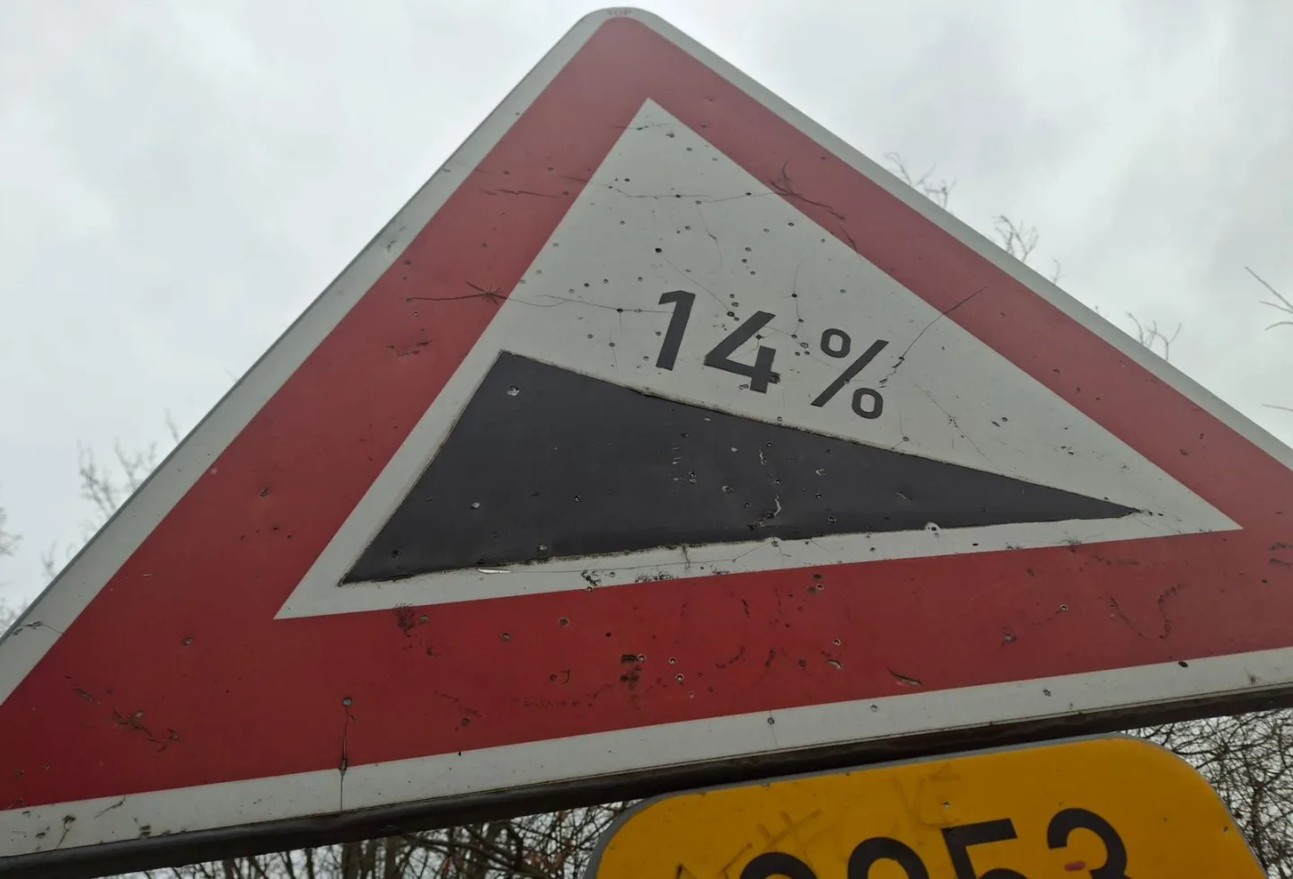 Chtěl si zastřílet ze vzduchovky. Jako cíl si vybral značku na frekventované cyklostezce