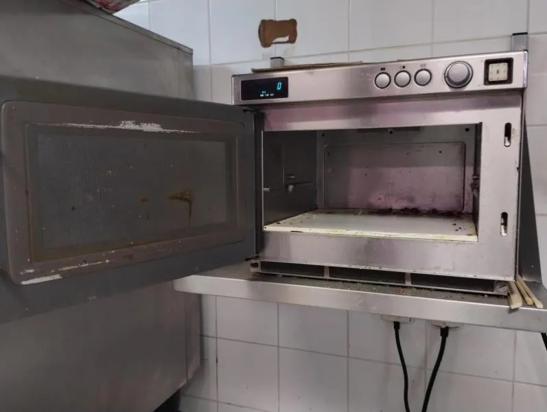 Inspektoři zavřeli kvůli špíně Qin restauraci v Hypermarketu Albert u libereckého bazénu