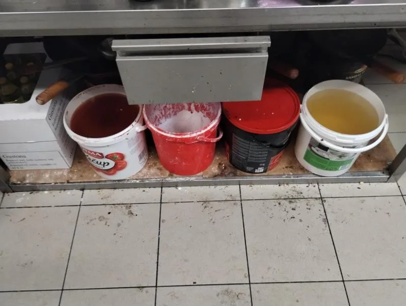 Inspektoři zavřeli kvůli špíně Qin restauraci v Hypermarketu Albert u libereckého bazénu
