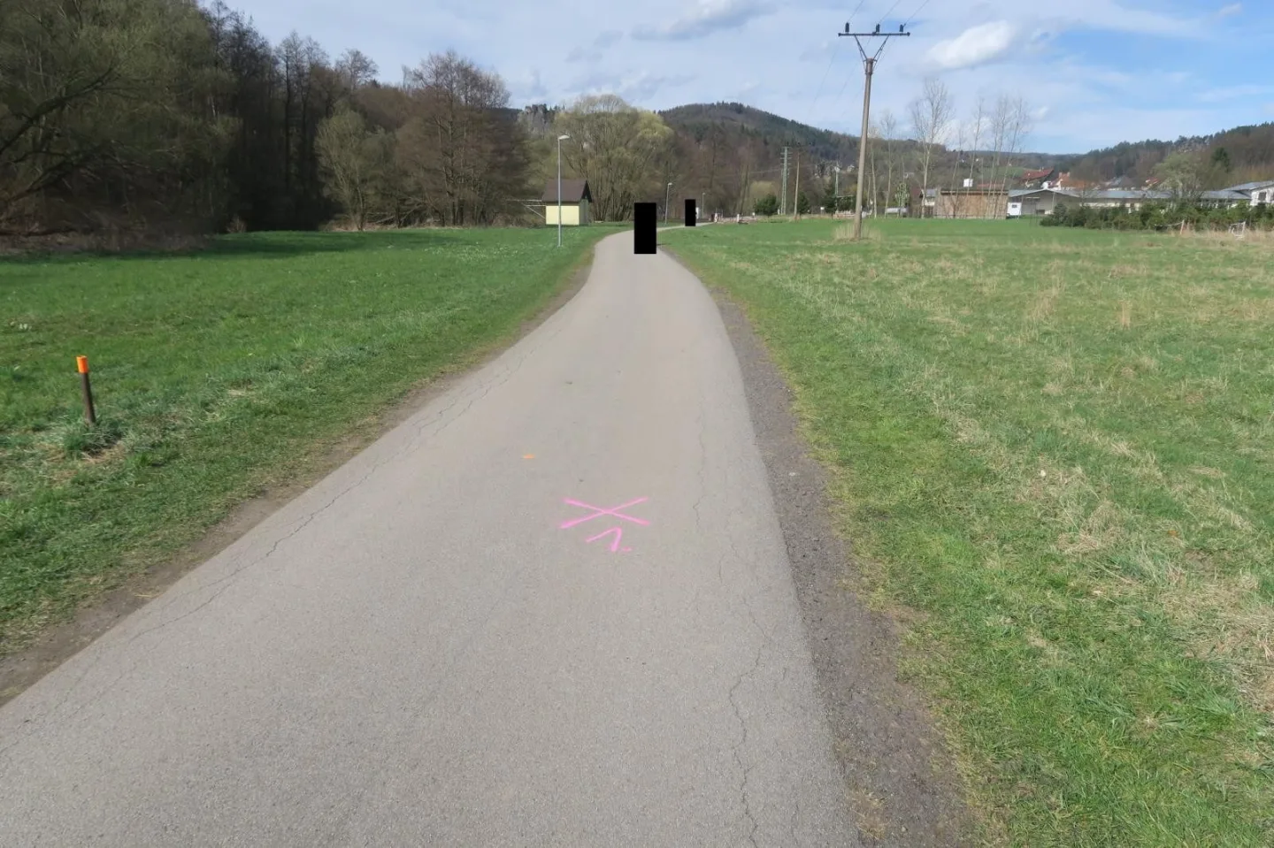Na cyklostezce v Malé Skále vběhla holčička do kola nezletilé cyklistce. Policie hledá svědky