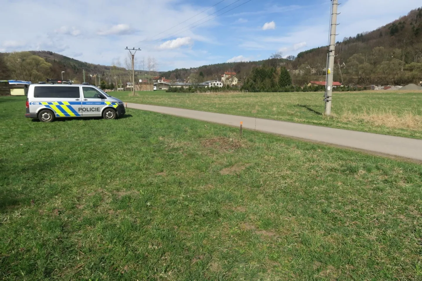 Na cyklostezce v Malé Skále vběhla holčička do kola nezletilé cyklistce. Policie hledá svědky