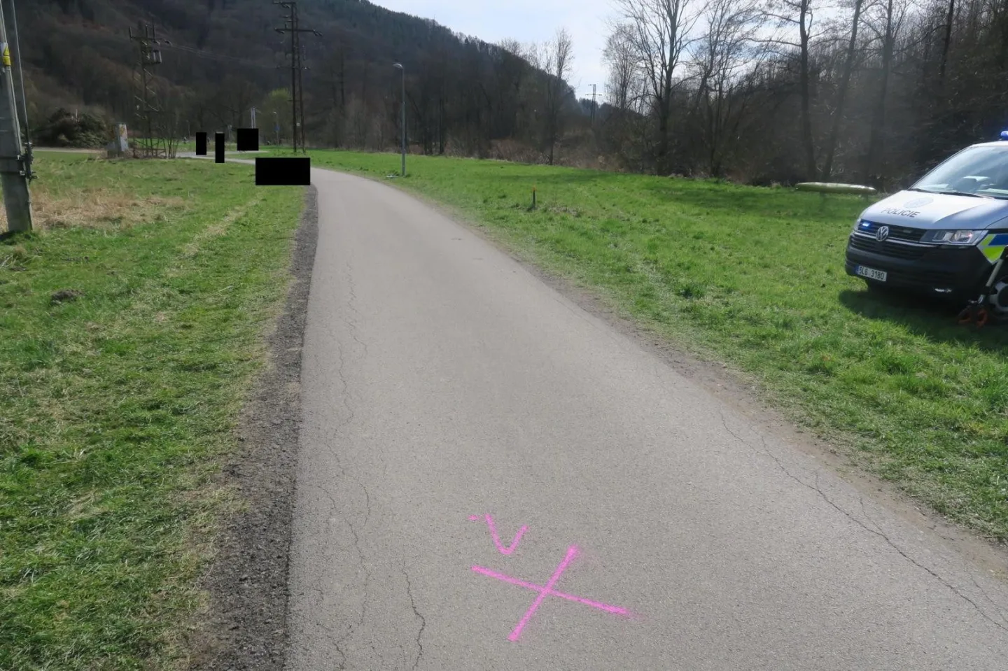 Na cyklostezce v Malé Skále vběhla holčička do kola nezletilé cyklistce. Policie hledá svědky