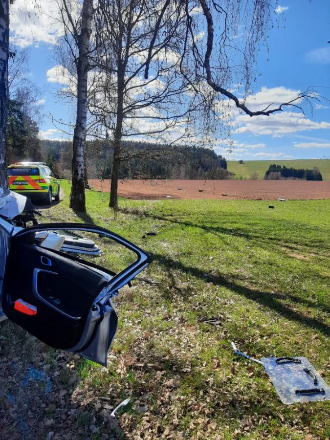 Tragická dopravní nehoda v Mříčné na Semilsku. Náraz do stromu nepřežil 85letý muž