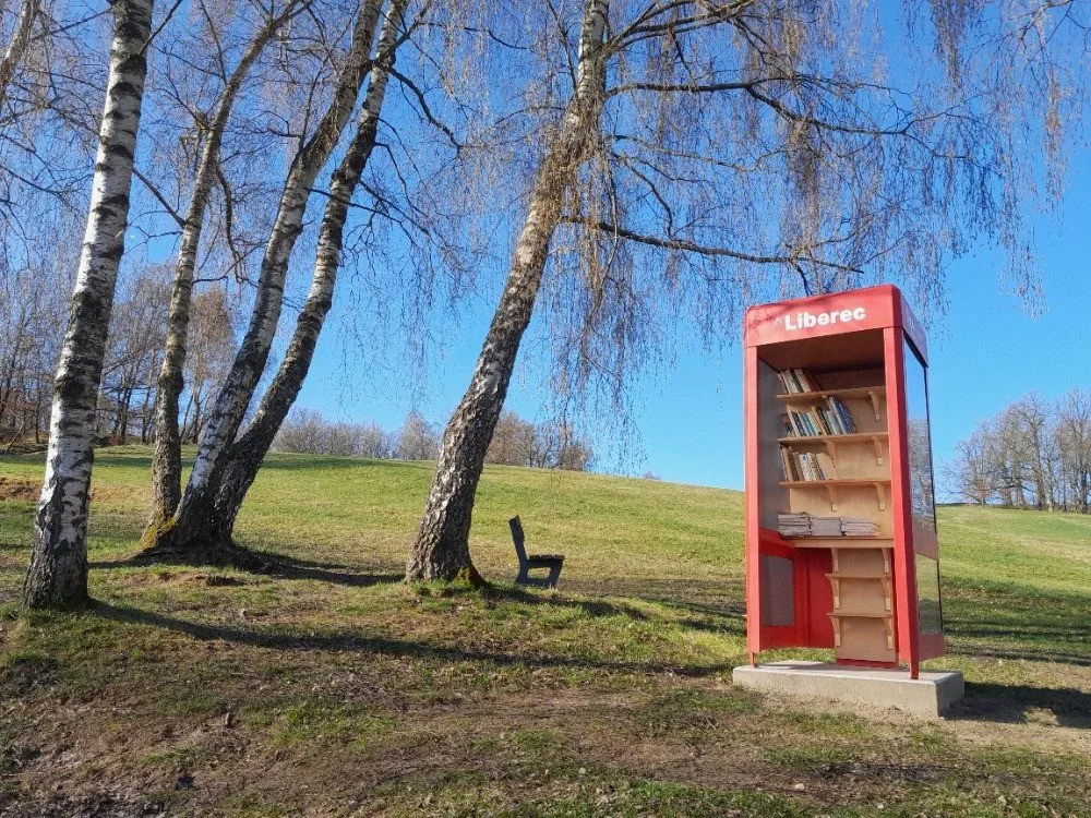 Novinka ve Vesci. Knihobudka v designu ikonické britské červené telefonní budky