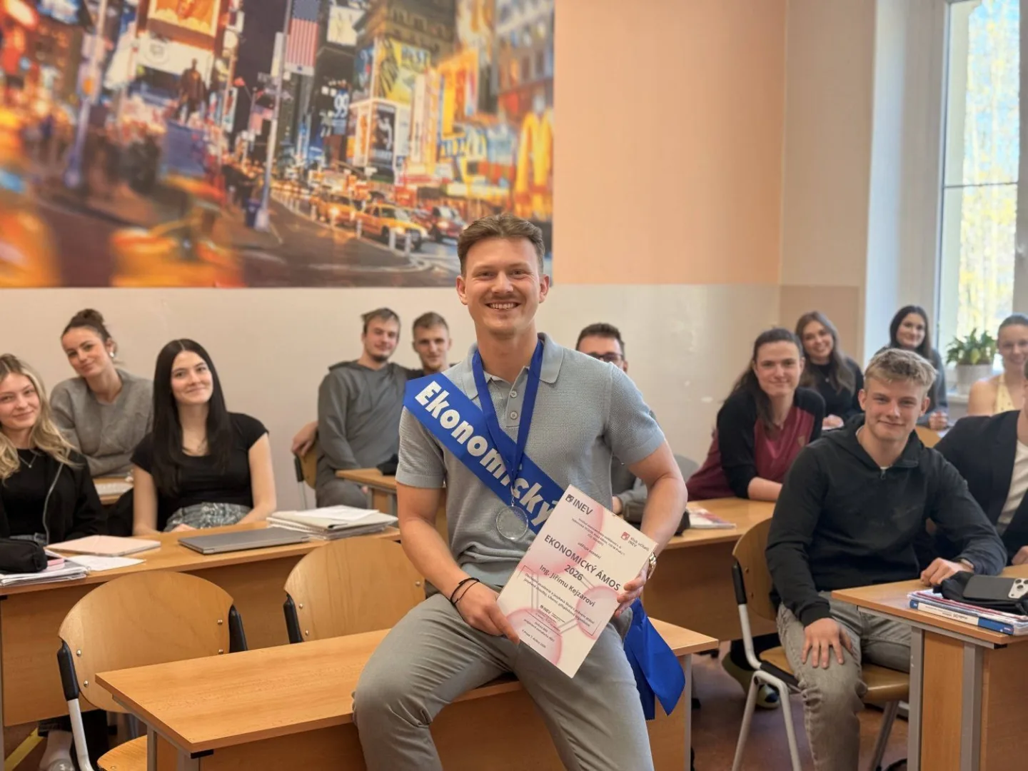 Jiří Kejzar mezi svými studenty.