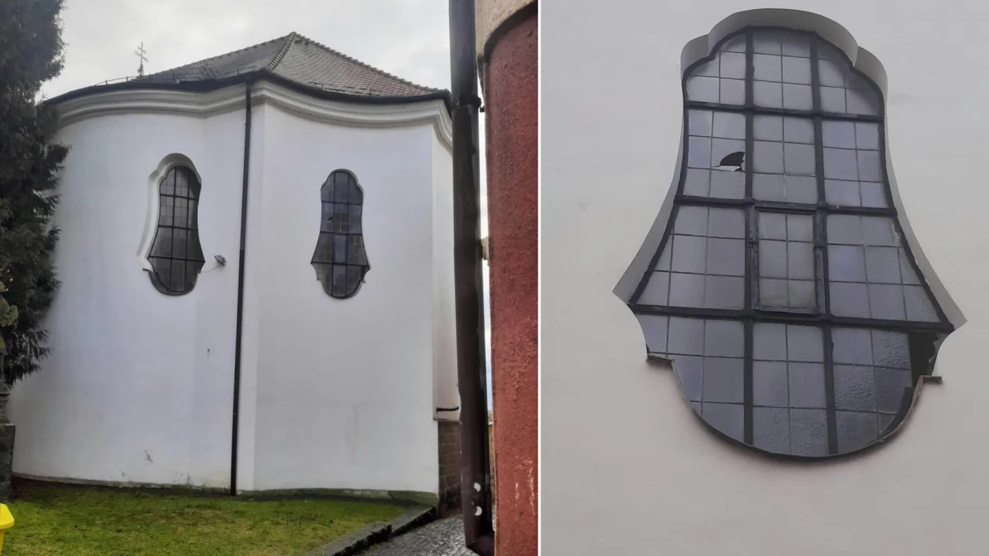 Vandal poškodil vitrážové okno kláštera. Prohodil jím kusy střešní krytiny