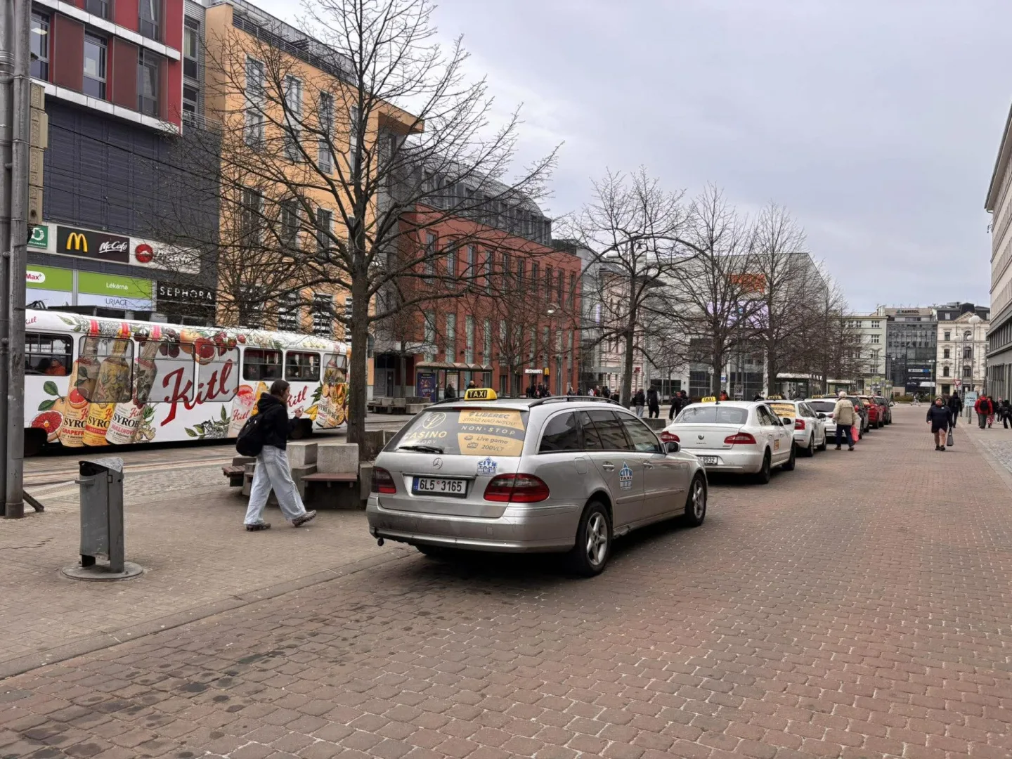 Stanoviště taxi u terminálu MHD zmizí, rozhodnutí města nezměnila ani petice