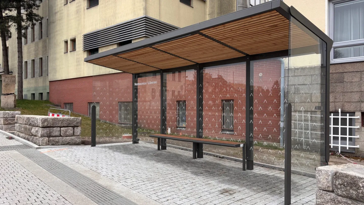 Zhotovitel včas nedodělal zastávku u nemocnice v Liberci. Stavbu teď dokončí město