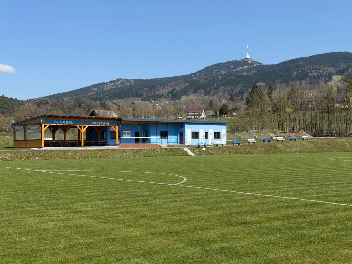 Fotbalové hřiště v Rozstání.