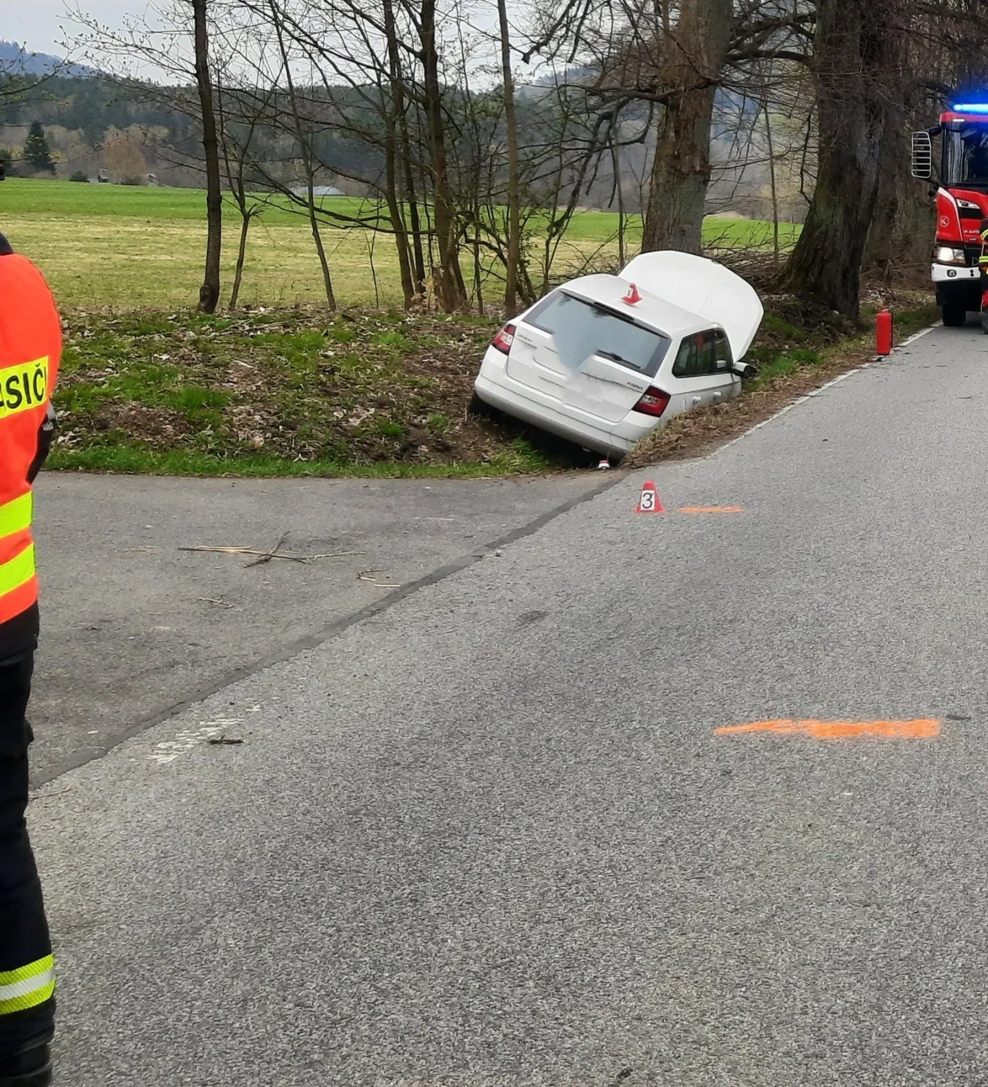 To je příběh! Cyklistu u fotbalového hřiště srazilo auto, na pomoc se sběhli hráči obou týmů