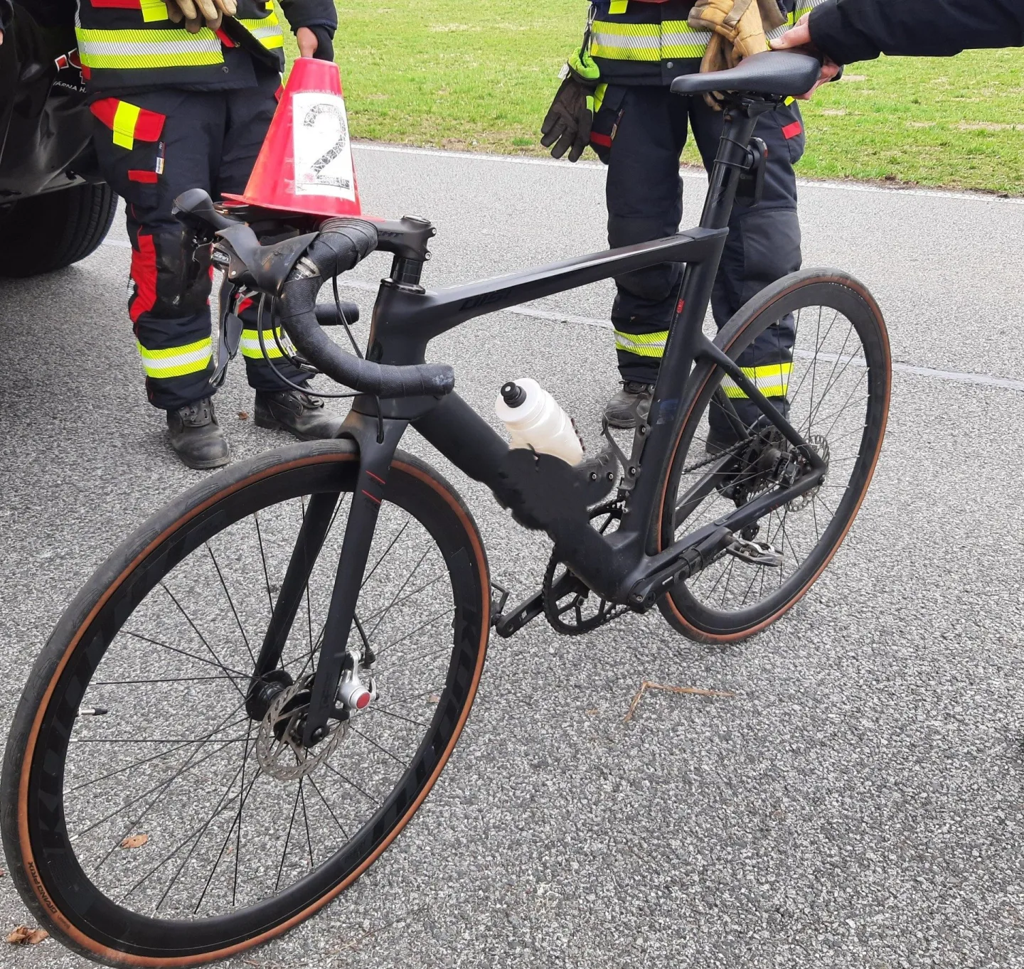 To je příběh! Cyklistu u fotbalového hřiště srazilo auto, na pomoc se sběhli hráči obou týmů
