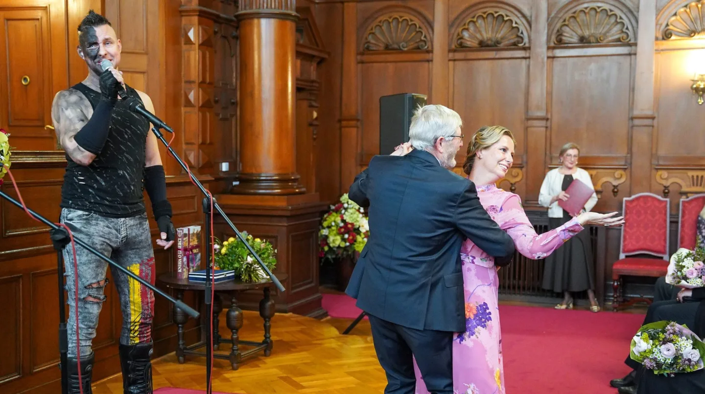 Medaile Liberce pro historičku Kateřinu Portmann. Podobné předání obřadní síň nepamatuje