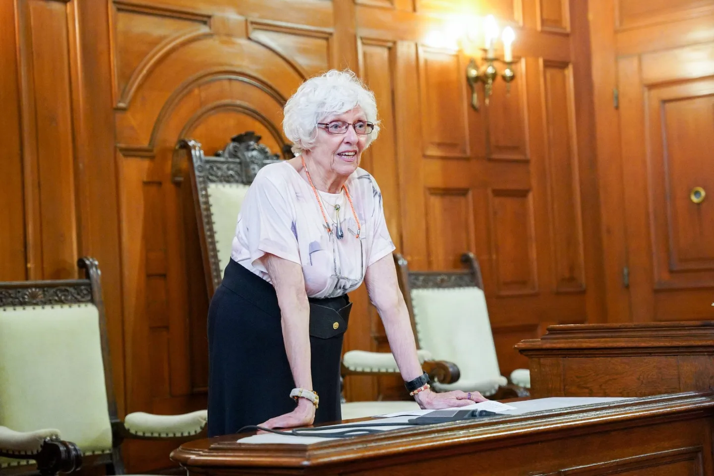 Medaile Liberce pro historičku Kateřinu Portmann. Podobné předání obřadní síň nepamatuje