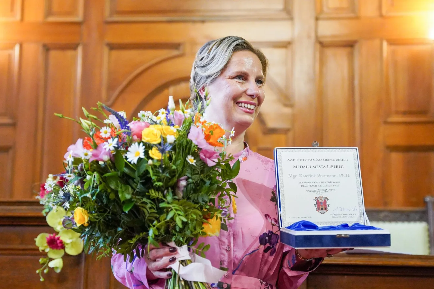 Medaile Liberce pro historičku Kateřinu Portmann. Podobné předání obřadní síň nepamatuje