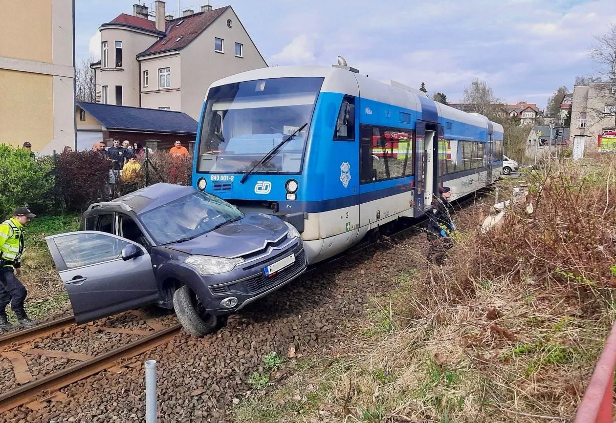 V Jablonci se střetl vlak s osobním autem. Ve voze byli tři lidé, na místo vyrazil i vrtulník