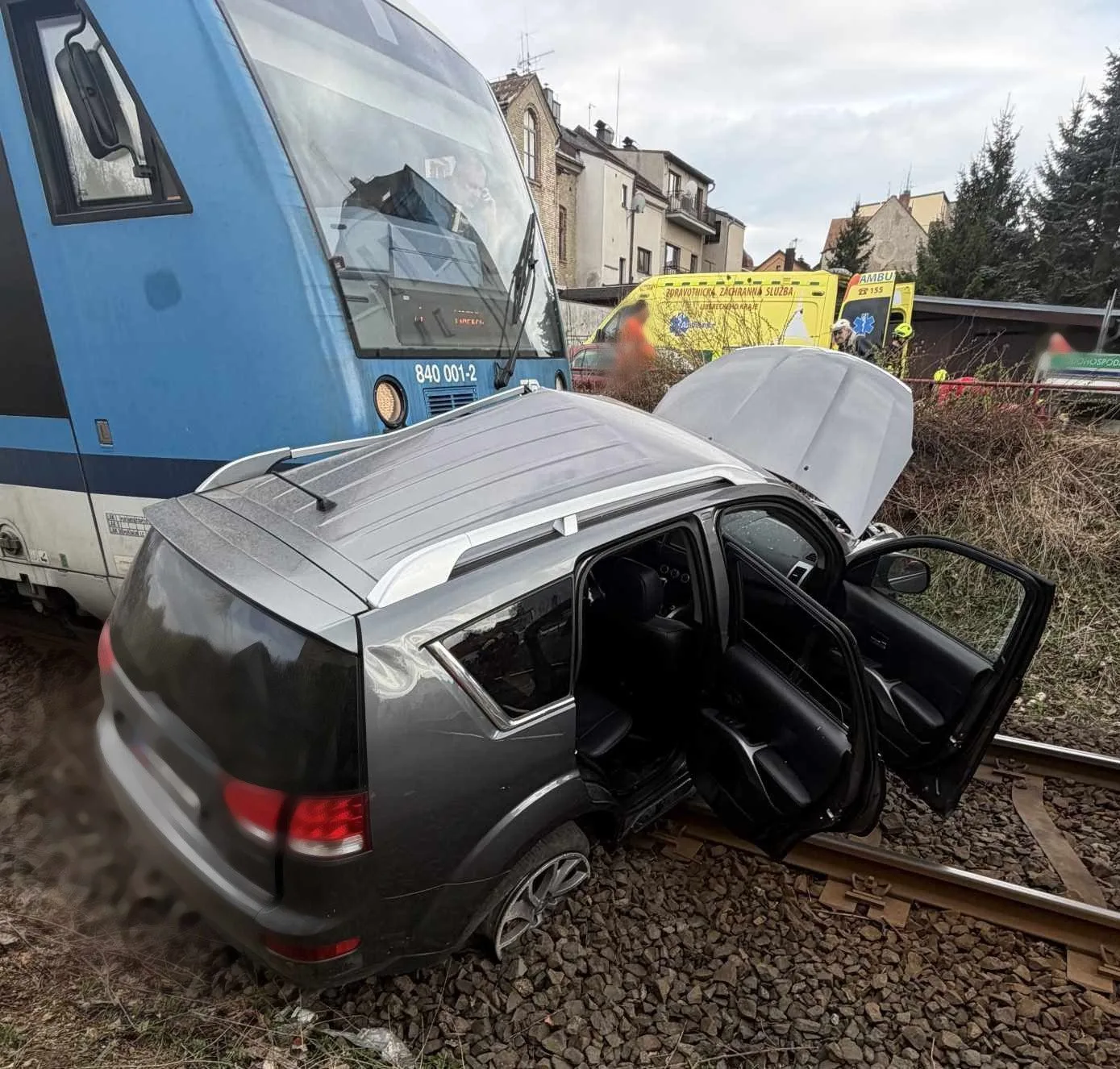V Jablonci se střetl vlak s osobním autem. Zraněni byli tři lidé, na místo vyrazil i vrtulník