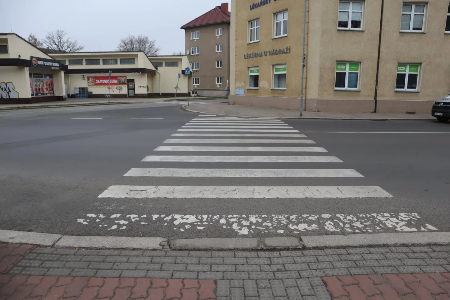 Senior ve felicii na přechodu srazil ženu, její pes těsně unikl