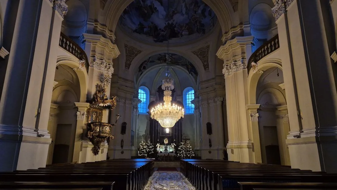 Do poutního chrámu v Hejnicích se po renovaci vrátil monumentální lustr