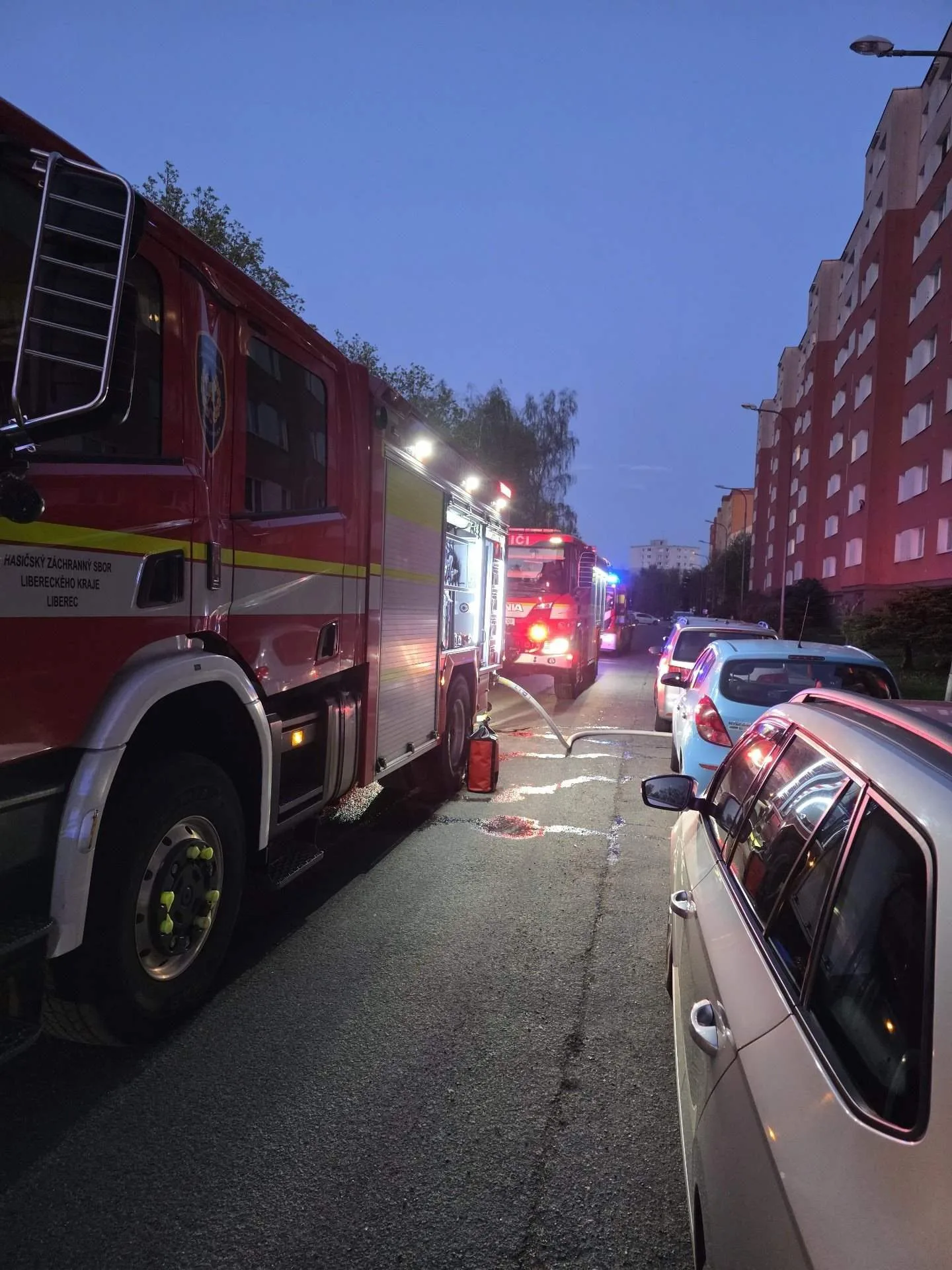 Večerní požár bytu v Rochlici způsobila zřejmě nedbalost, škoda je 750 tisíc