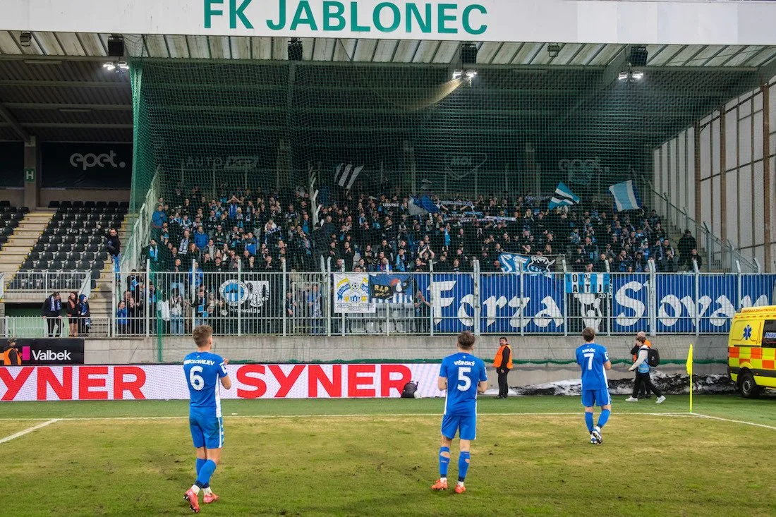 Spor před derby. Fanoušci Slovanu chtěli za bránu, proč Jablonec tribunu neotevřel?