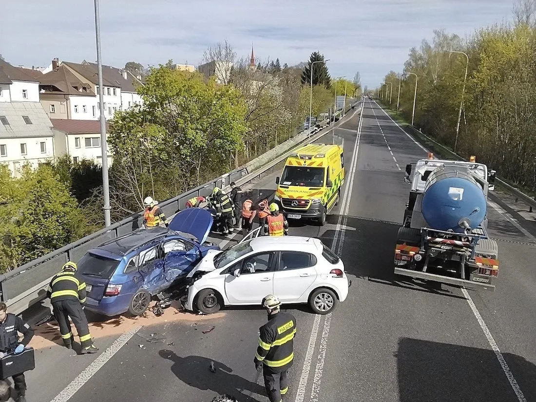 Srážka dvou aut a náklaďáku na průtahu Českou Lípou přinesl tři zraněné