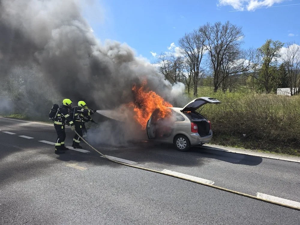 Požár na průtahu Liberce. Ve směru na Turnov shořelo auto