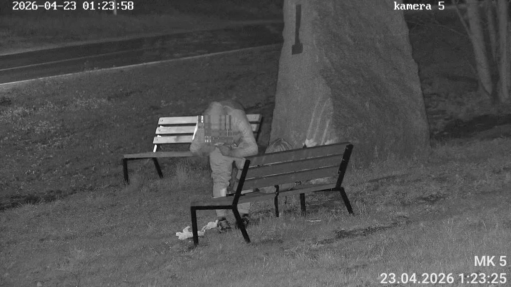 Památník v Liberci si spletl s odpadkovým košem. Muže zachytila kamera, musel uklízet