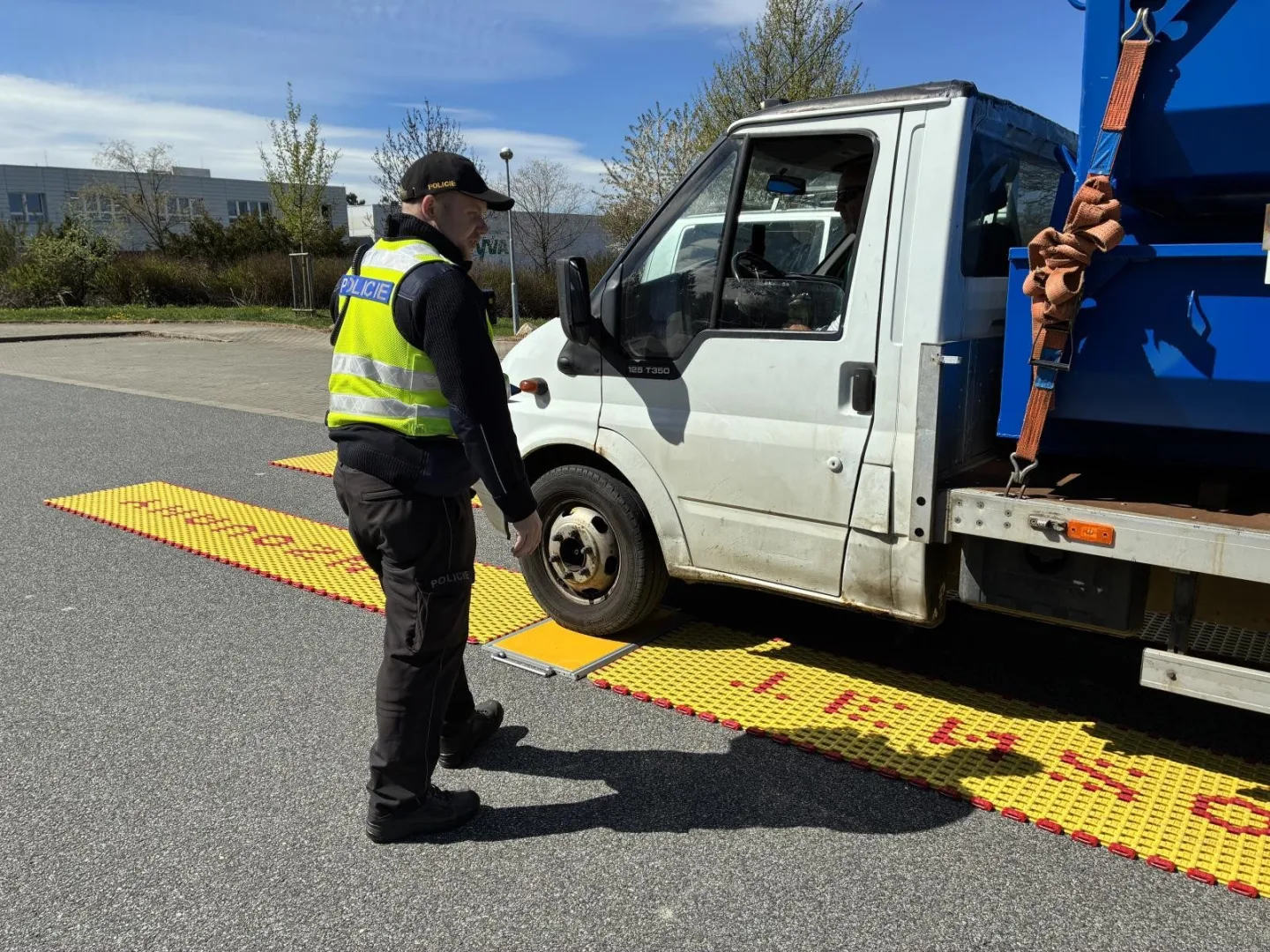 Alarmující čísla. Ze sedmi kontrolovaných náklaďáků v Turnově bylo pět přetížených