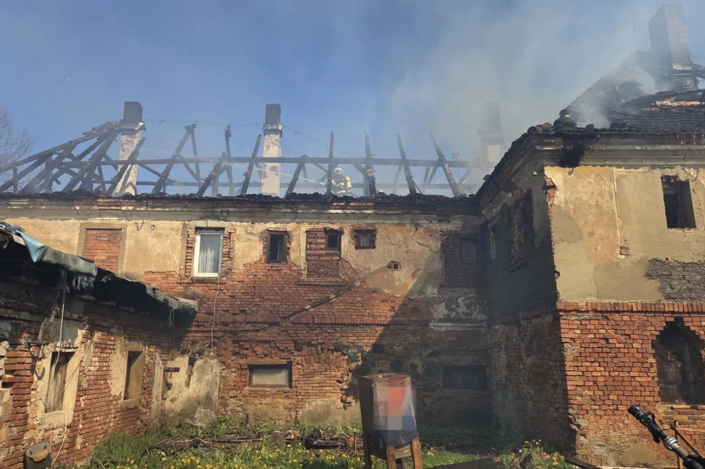 V Bulovce shořela střecha rodinného domu, evakuovalo se z něj 13 lidí