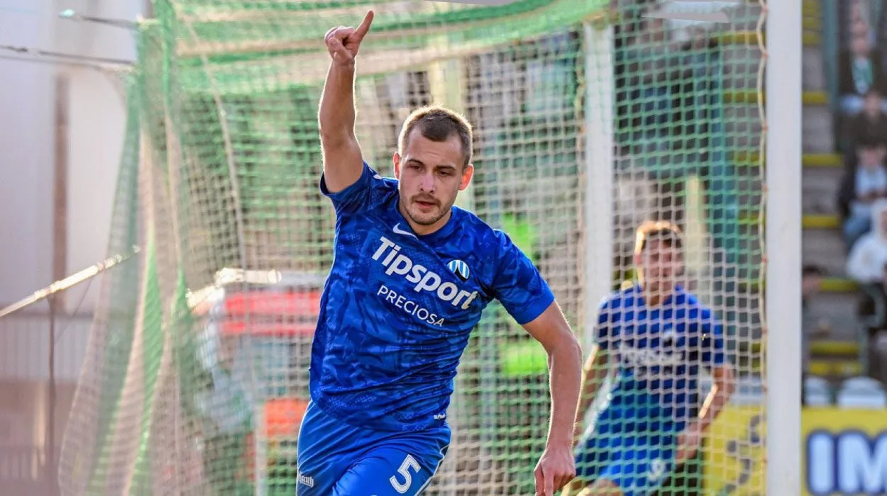 Hodouš má po zásahu loktem do hlavy od protihráče zlomenou čelist