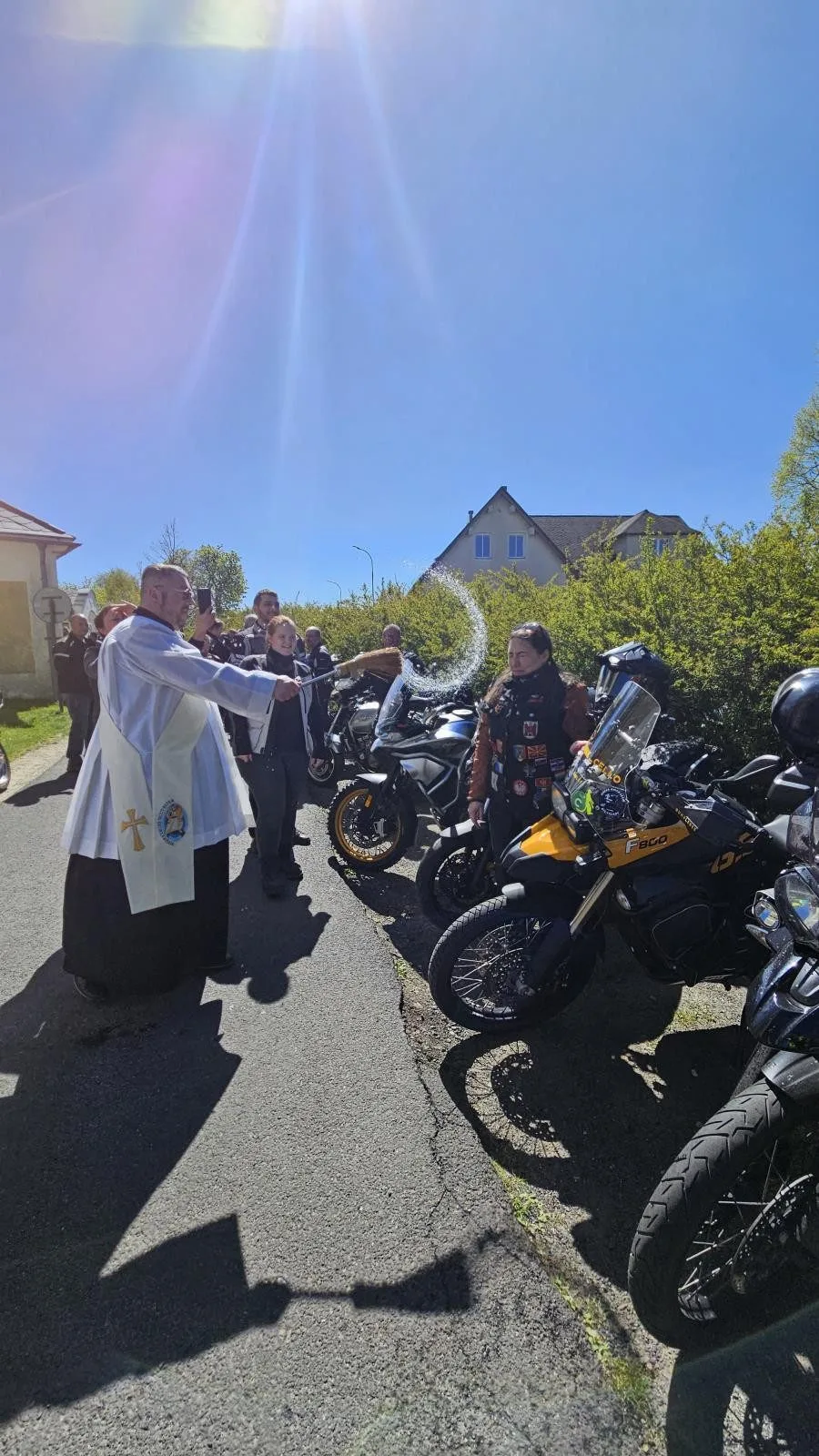 Motorkáři zahájili sezónu v Dlouhém Mostě. Na bohoslužbu a žehnání jich přijelo přes 150