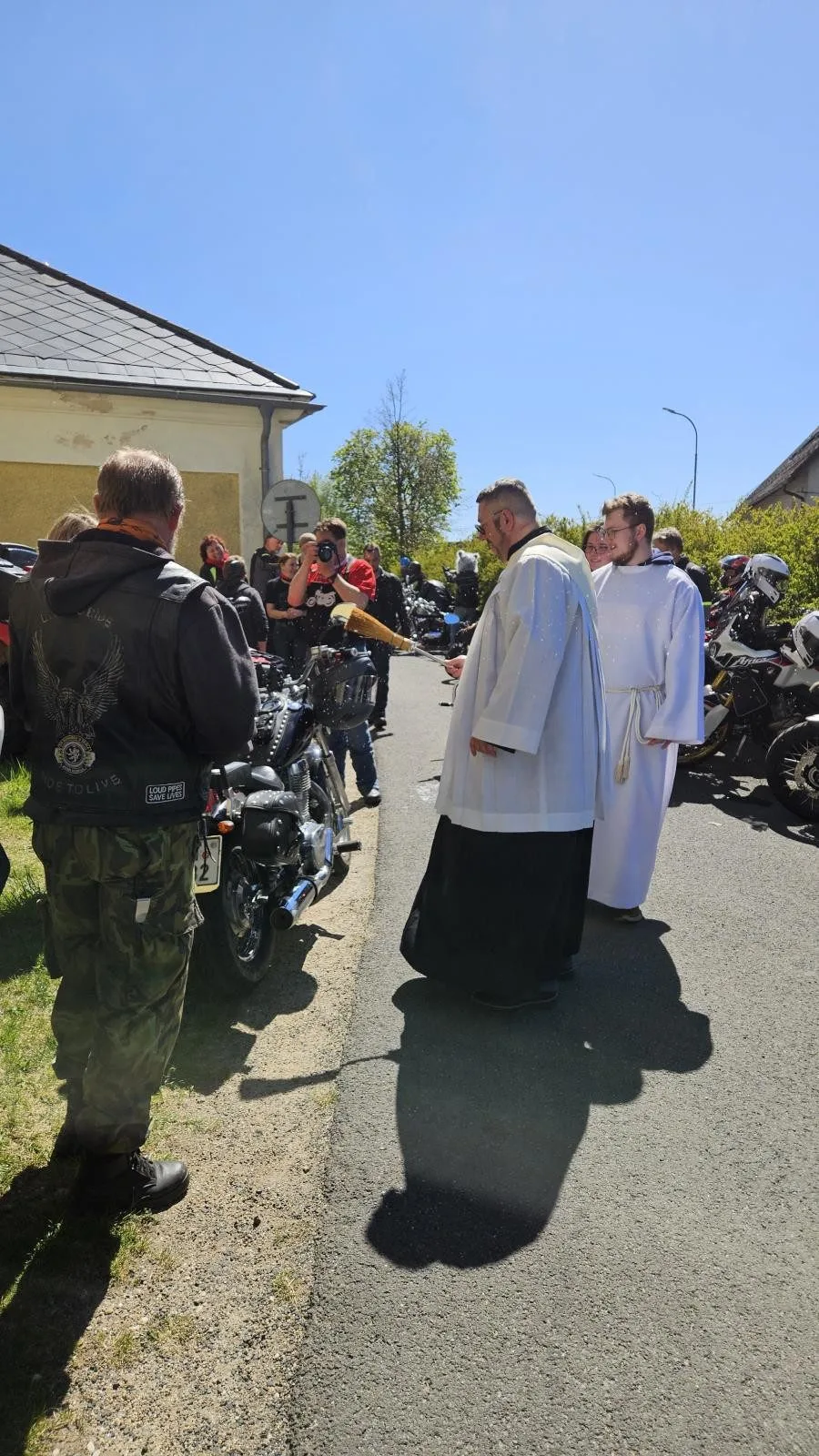 Motorkáři zahájili sezónu v Dlouhém Mostě. Na bohoslužbu a žehnání jich přijelo přes 150