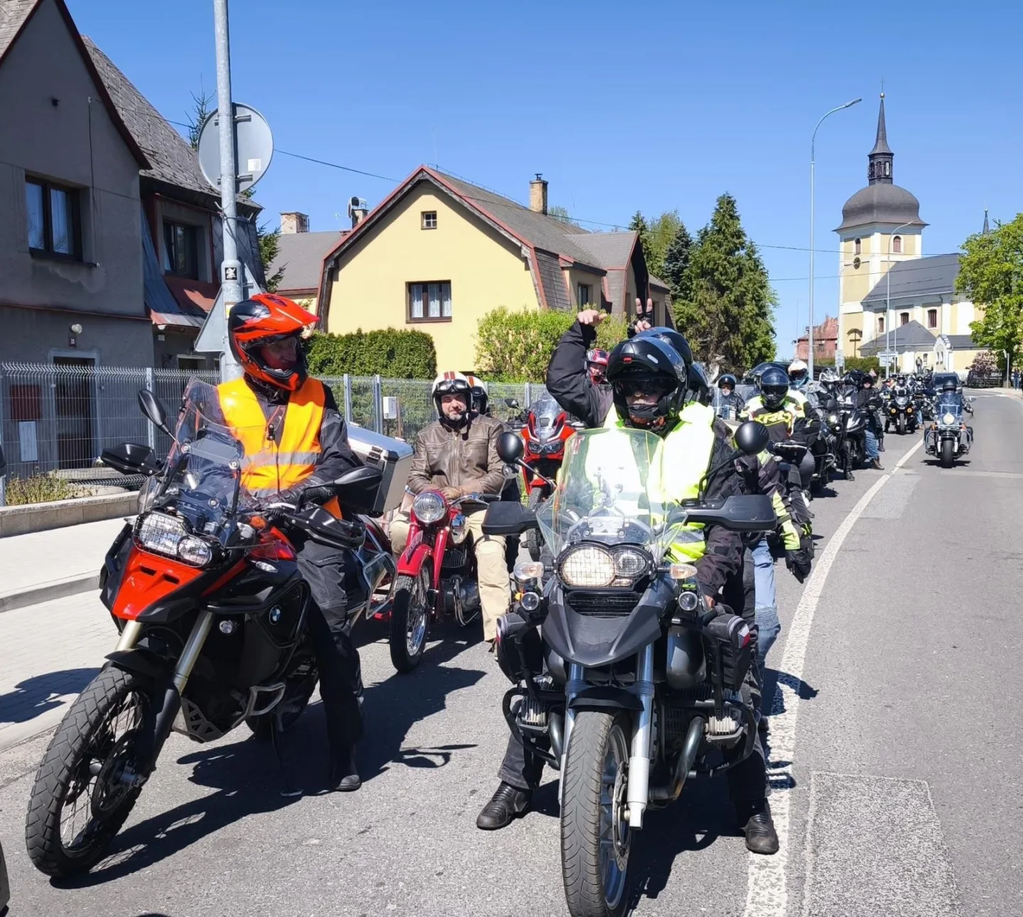 Motorkáři zahájili sezónu v Dlouhém Mostě. Na bohoslužbu a žehnání jich přijelo přes 150