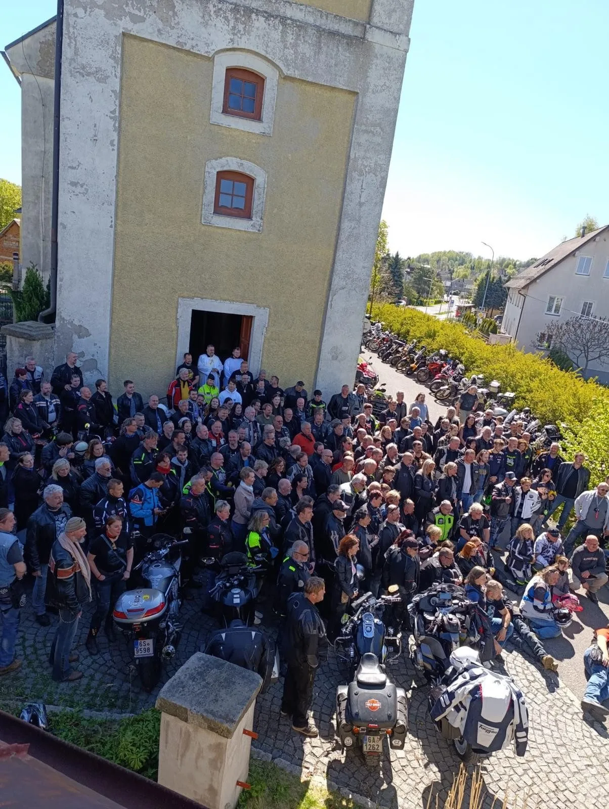 Motorkáři zahájili sezónu v Dlouhém Mostě. Na bohoslužbu a žehnání jich přijelo přes 150