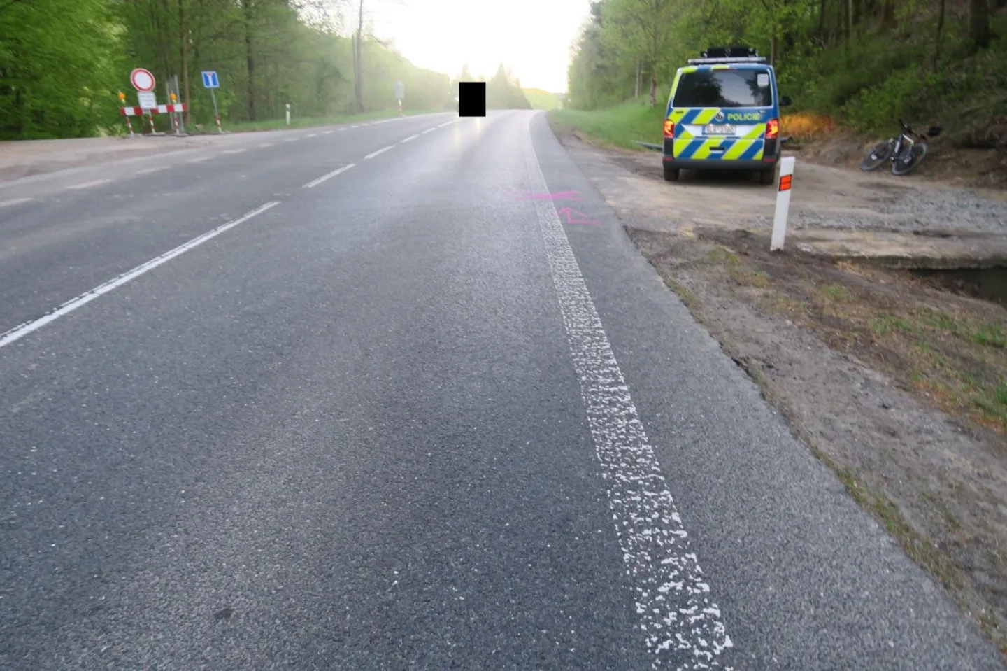 Srážka auta s cyklistkou v Malé Skále. Policisté hledají důležitého svědka