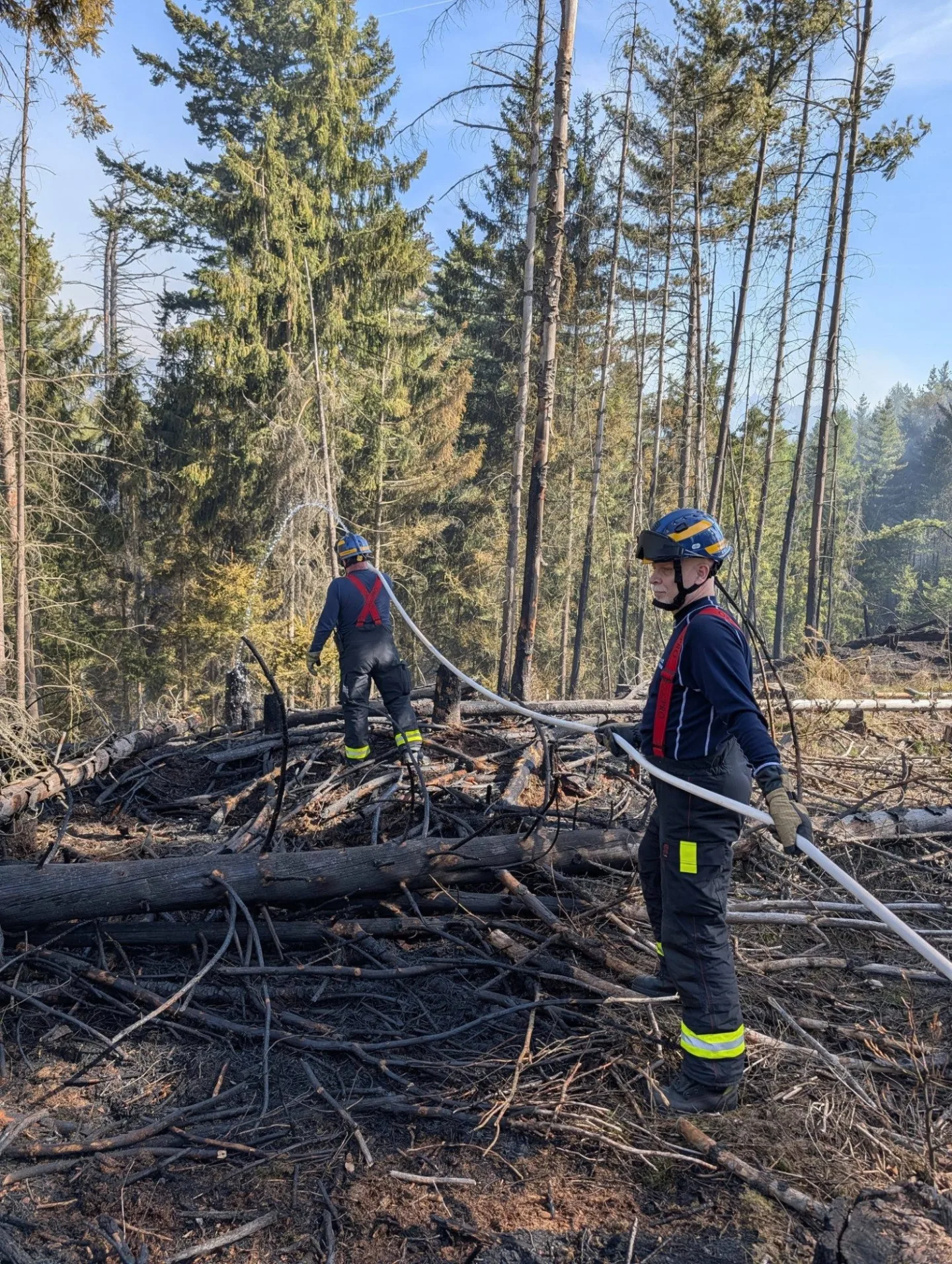 Hasiči z Libereckého kraje dál pomáhají hasit požár v národním parku České Švýcarsko