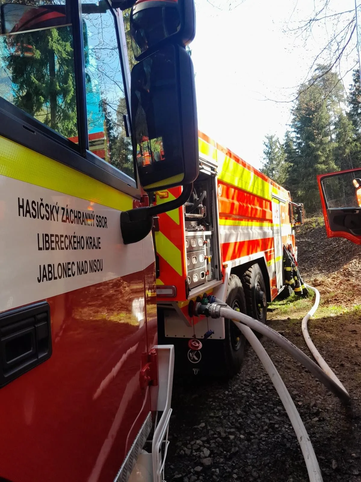Hasiči z Libereckého kraje dál pomáhají hasit požár v národním parku České Švýcarsko