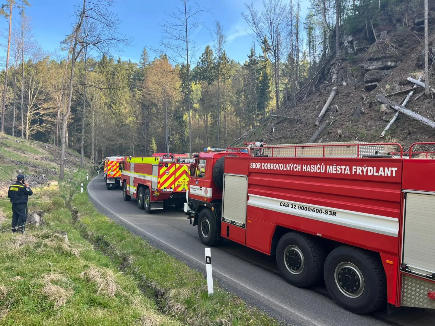 Hasiči z Libereckého kraje dál pomáhají hasit požár v národním parku České Švýcarsko
