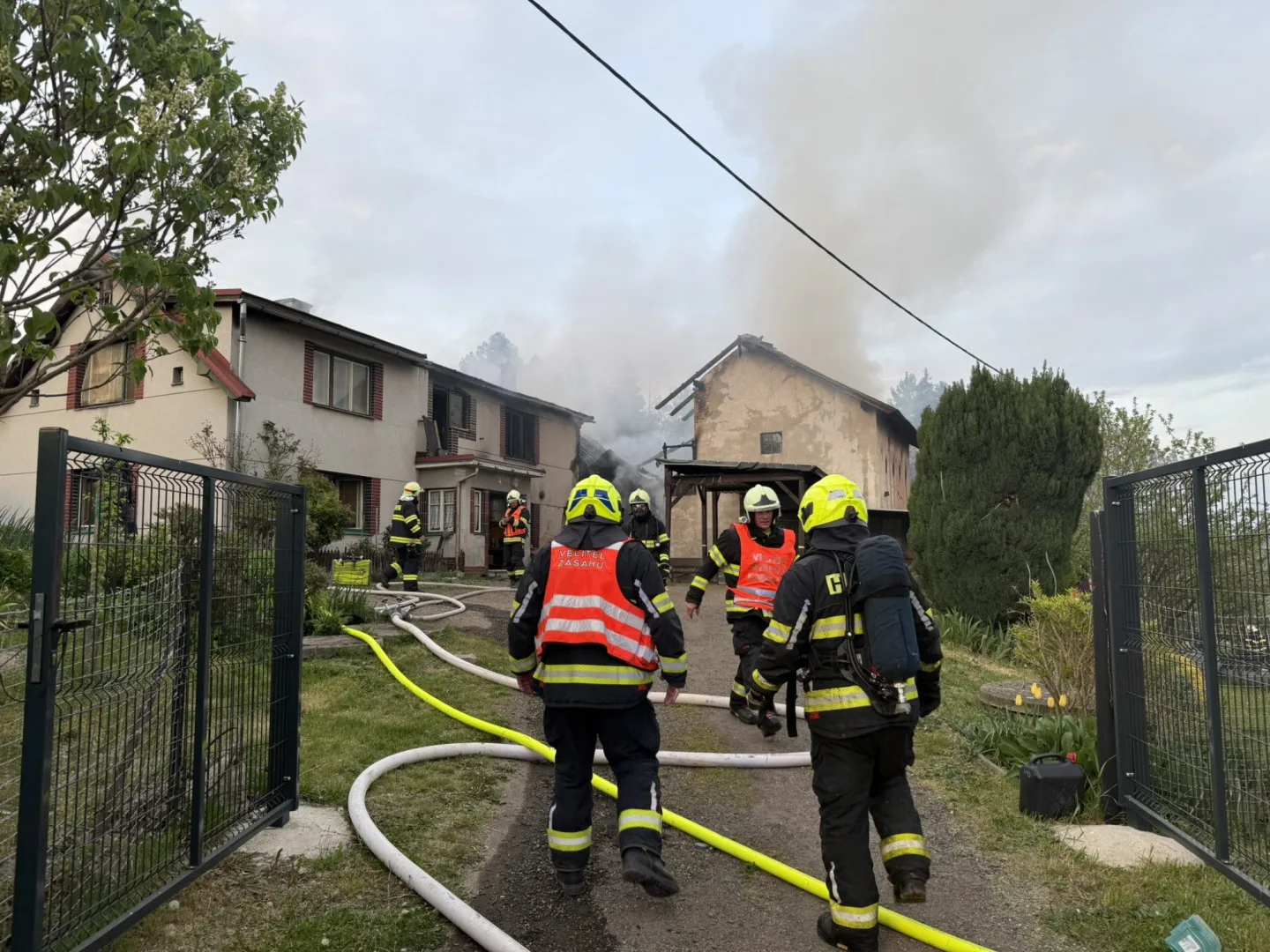 Požár domu v Mírové. Tři lidé se nadýchali kouře, skončili v nemocnici
