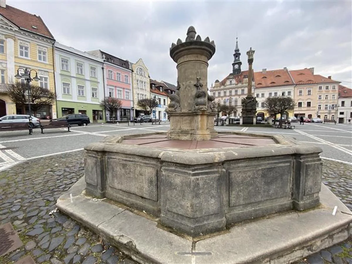 Kašna na náměstí v České Lípě zůstane bez vody i letos. Čeká na opravu